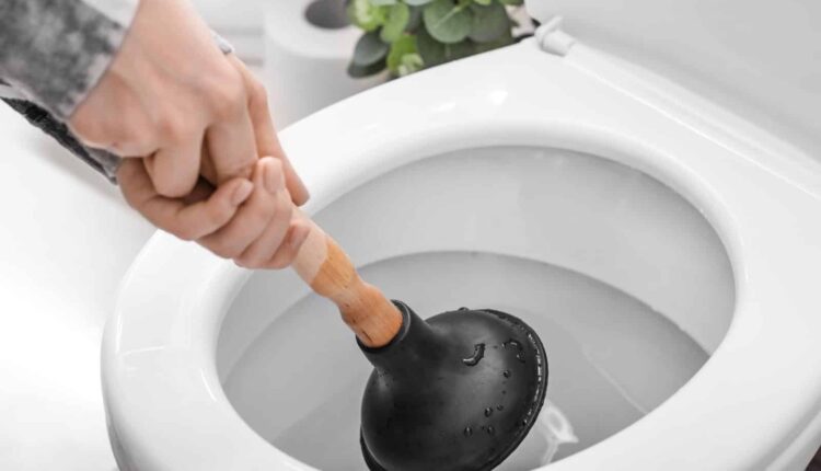 איך לפתוח סתימה בשירותים